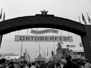 Wires Brief: US Government shut down; Oktoberfest closed due to bomb threat